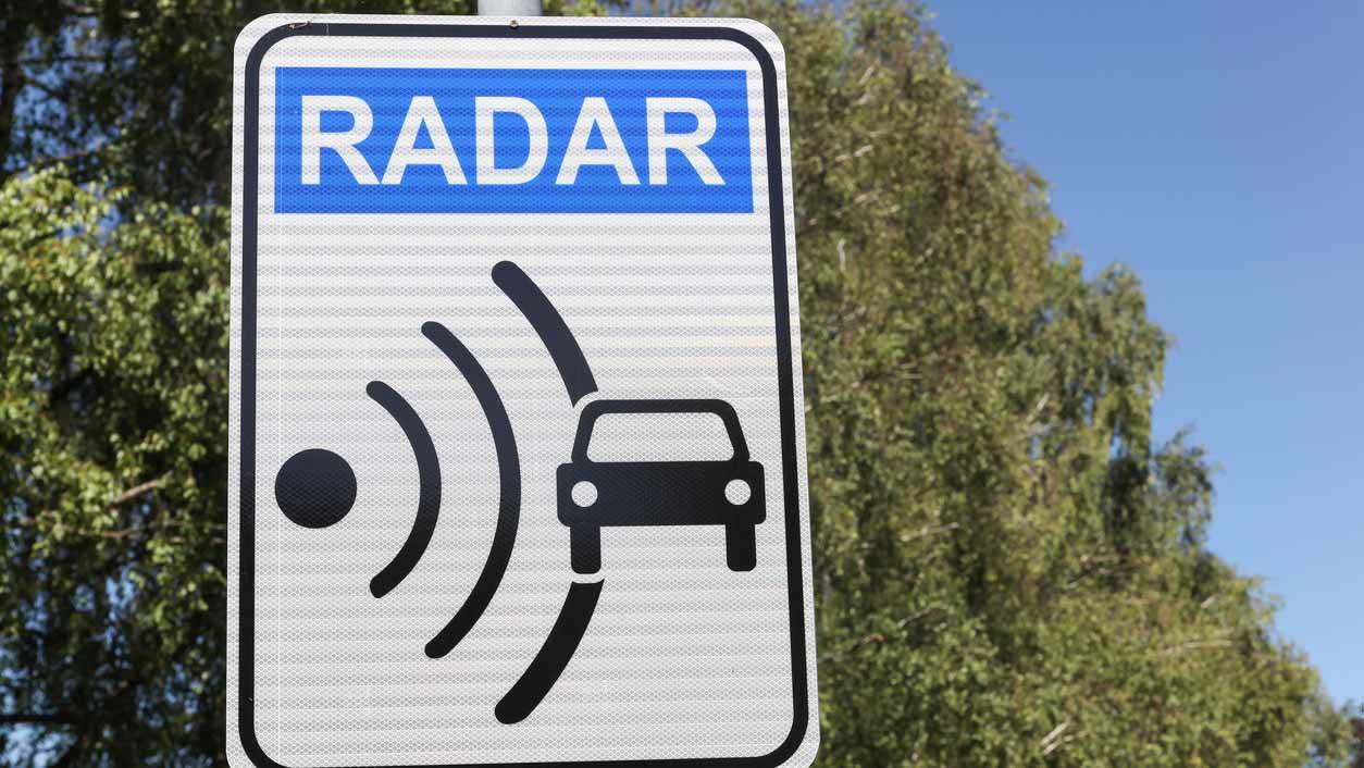Moins de radars mobiles sur les routes ? Pas vraiment, mais ils ont trouvé de meilleurs cachettes!